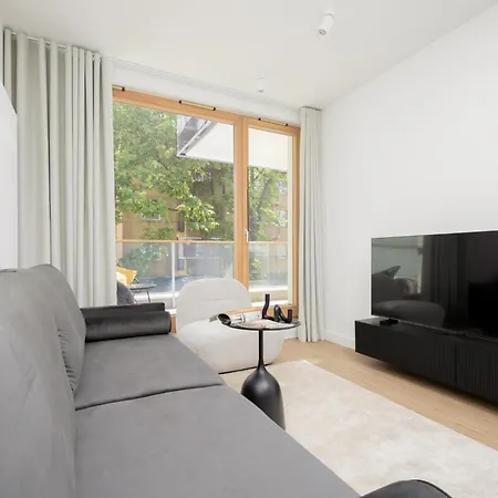 Stylish With Air Conditioning And Parking Near The Airport By Renters Prestige *
