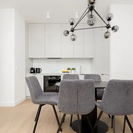 Stylish With Air Conditioning And Parking Near The Airport By Renters Prestige *