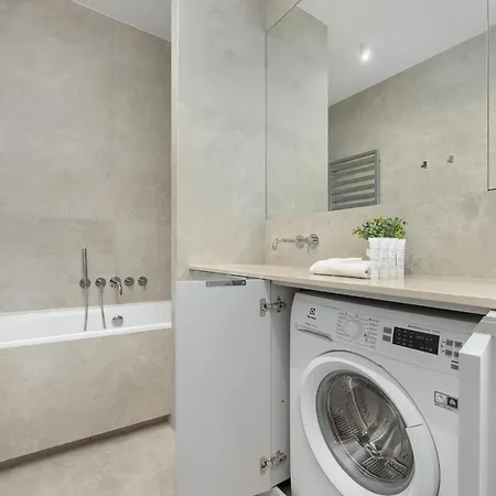 Stylish With Air Conditioning And Parking Near The Airport By Renters Prestige