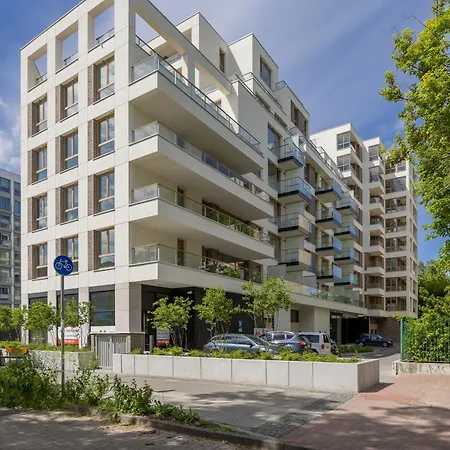 Stylish With Air Conditioning And Parking Near The Airport By Renters Prestige