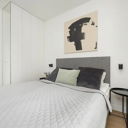 Stylish With Air Conditioning And Parking Near The Airport By Renters Prestige Appartamento
