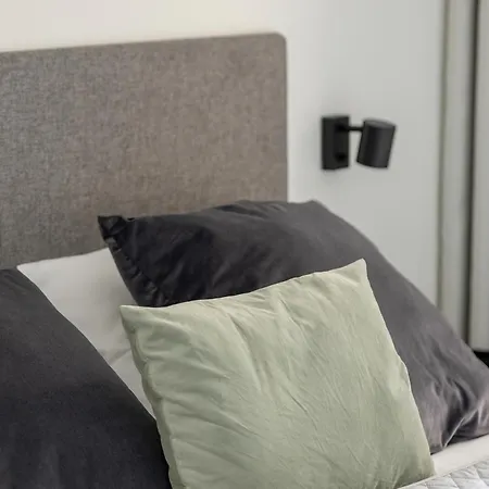 Stylish With Air Conditioning And Parking Near The Airport By Renters Prestige Appartamento Varsavia