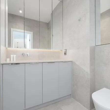 Stylish With Air Conditioning And Parking Near The Airport By Renters Prestige Appartamento
