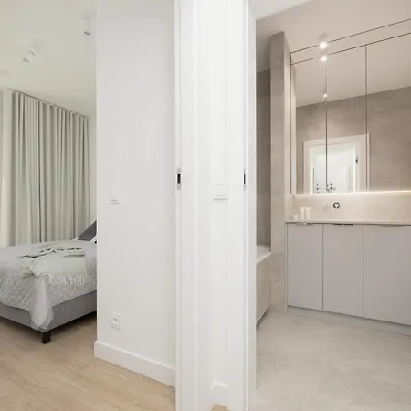 Stylish With Air Conditioning And Parking Near The Airport By Renters Prestige Varsavia