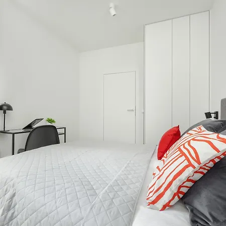 Stylish With Air Conditioning And Parking Near The Airport By Renters Prestige *